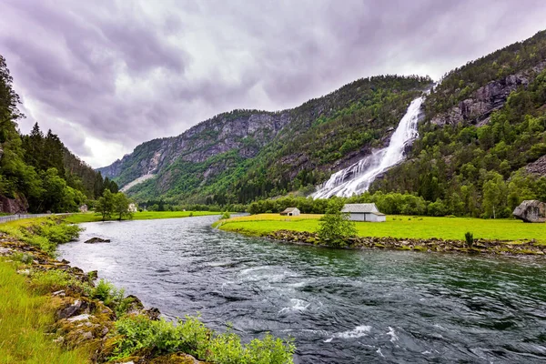 Enorme Poderoso Waterfal Vidfossen Início Fiorde Hardangerfjord Estrada Panorâmica Nas — Fotografia de Stock
