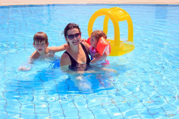 Familia Feliz Vacaciones Familiares Hotel Isla Griega Chipre Gran Piscina —  Fotos de Stock