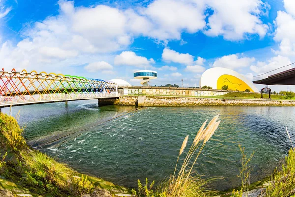 著名建筑师奥斯卡 尼迈耶的文化中心 横跨阿维拉河的宏伟的光桥 阿斯图里亚斯的阿维拉斯镇 西班牙北部 — 图库照片