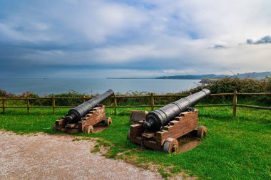 Eski toplar. Kandalar. İspanya 'ya romantik bir gezi. Ünlü Costa Verde plajının bir parçası. Atlantik kıyısı, İspanya. Hafif sonbahar havası.