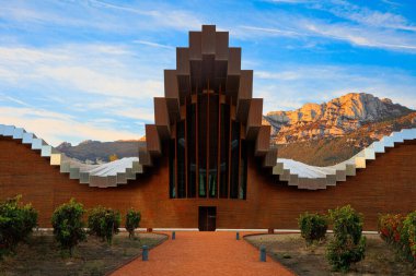 Muhteşem bir güzellik. Bodegas Ysios 'un muhteşem modern mimarisi. Günbatımının parlak alevli renkleri. Sıcak İspanyol sonbaharına yolculuk