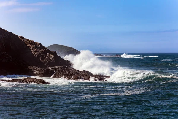 巨大な波が波打ち際に打ち寄せる 壮大な大西洋 アストゥリアス州 湾内のルアルカ市の美しい漁港 スペインへのロマンチックな旅行 — ストック写真