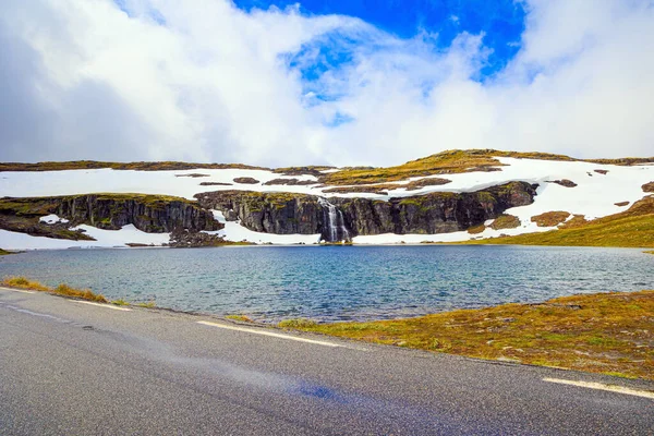 Снежная Дорога Норвегии Горы Долины Покрыты Тающими Снежными Полями Высокий — стоковое фото