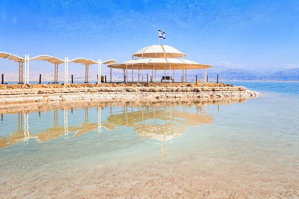 死海以色列海岸 海滩上被长期覆盖的画廊 死海是一个内生的 非常咸的湖在中东 世界上最咸的湖泊 — 图库照片