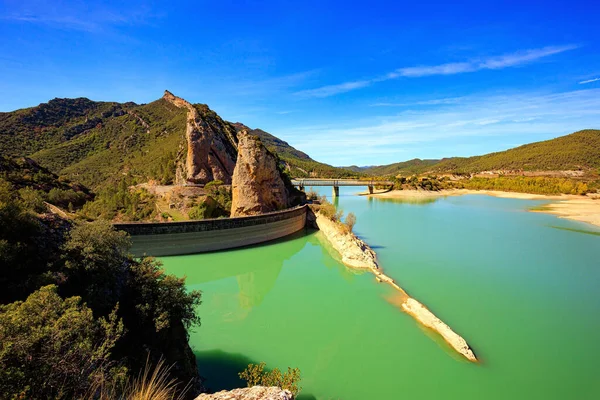 貯水池の上に美しい円錐形の岩と橋 壮大なダムはGallego川の水を収集します スペイン北部でのインドの夏 素晴らしい一日 — ストック写真