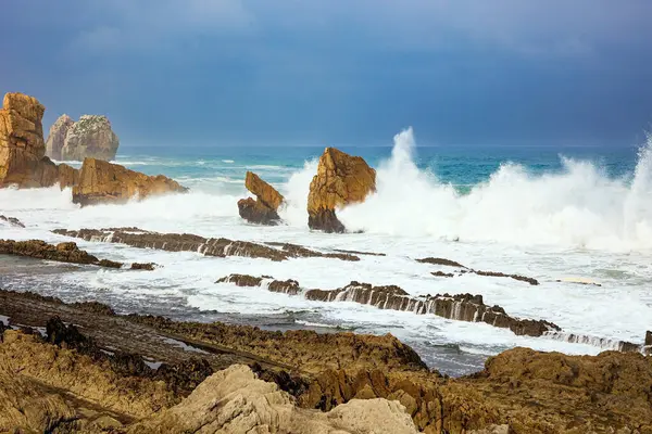 Onde Tempesta Infrangono Sulle Rocce Costiere Biancaneve Schiuma Mare Brilla — Foto Stock