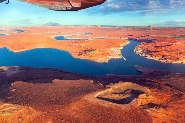 在风景如画的红色砂岩悬崖峭壁之间 有一个巨大的人工湖 美国的鲍威尔湖海岸被狭窄的峡谷切断了 这些照片是从飞机上拍的 — 图库照片