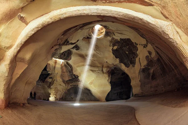 기원후 세기의 채석장 이스라엘 베이트 천장에 광선은 동굴의 금고들을 비춘다 — 스톡 사진