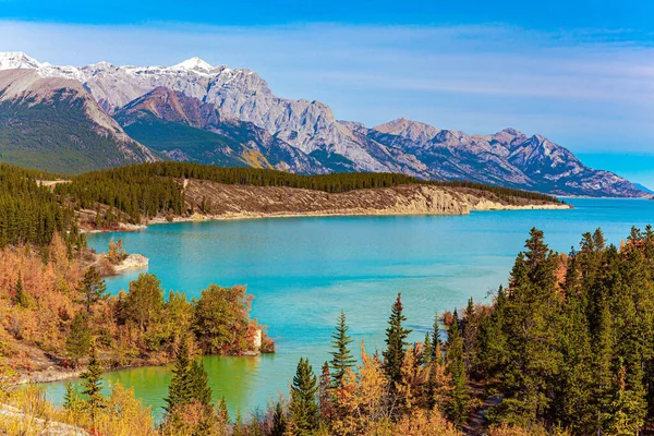 カナダのロッキー山脈 人工的なアブラハム湖でカナダの秋 絵のように美しい秋の風景 氷河湖の水の豪華なターコイズ色 — ストック写真