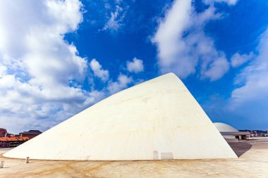 Çeşitli konserler, sergiler ve diğer etkinlikler burada düzenlenir. İspanya. Asturias 'taki Avilas kasabası. Ünlü mimar Oscar Niemeyer 'in Kültür Merkezi. 