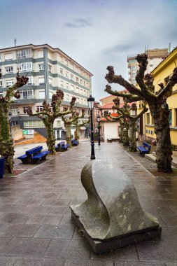 Kasvetli yağmurlu sonbahar günü. Candas 'ın antik pitoresk kasabası. Atlantik kıyısı, Asturias, İspanya. Ünlü Costa Verde sahilinin bir parçası..