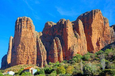 Riglos tokmakları bir kaya oluşumları topluluğu. Hoya de Huesca, Aragon. Pireneler 'in eteklerinin bir kısmı. İspanya 'ya romantik bir gezi. 