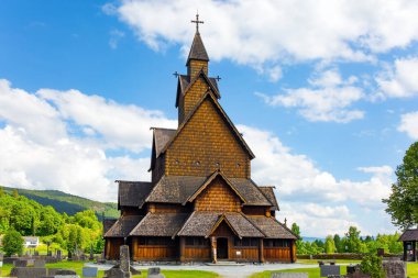 Heddal 'daki Norveç' teki güzel kilise. Stave Kilisesi haçlarla taçlandırıldı. Kilise avlusundaki antik mezarlık. Temmuz 'da Norveç' e seyahat