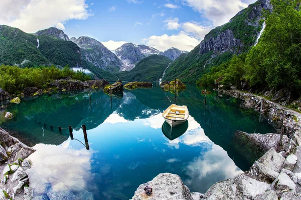 小船反映在清澈的湖水中 Bondhuswatnet山湖 华丽的挪威 夏草的翡翠绿色 这张照片是用鱼眼镜头拍摄的 — 图库照片