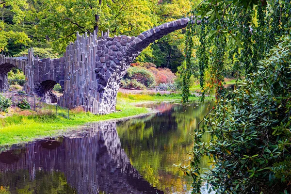 Park Kromlau Německo Unikátní Architektonickou Památkou Ďáblův Most Řece Rakots — Stock fotografie