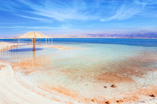死海以色列海岸 可爱的圆形雨伞能遮挡阳光 中东无水盐湖 — 图库照片