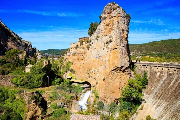 宏伟的大坝收集了加梅罗河的水 瀑布落在陡峭的悬崖之间 美妙的秋日La Jolla Huesca 西班牙北部的印度夏天 — 图库照片