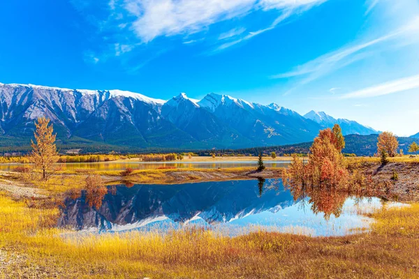Ábrahám Mesterséges Sima Víz Tükrözi Sziklás Hegységben Gyönyörű Kanadai Ősz — Stock Fotó