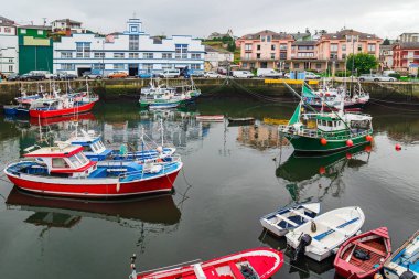 Luarca, Asturias 'ın en güzel küçük kasabasıdır. Atlantik kıyısı, Asturias. Körfezdeki resim gibi balıkçı limanı ve demirli eğlence yatları. İspanya 'ya romantik bir gezi. Hafif sonbahar havası. 