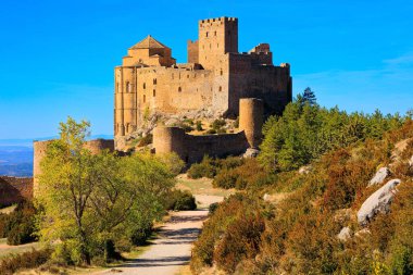 İspanyol kalesi, Loarre kalesi. Gün doğumu. İspanyol savunma yapısı bin yıl önce inşa edildi. Sabah güneşi. İspanya 'ya sonbahar gezisi, Aragon. 
