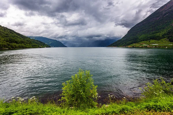斯堪的纳维亚半岛夏天 强大的云彩反映在峡湾的水面上 危险的峡湾开始了挪威西部山区 — 图库照片