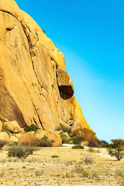 アフリカ ナミビア Spitzkoppeはナミビアの小さな絵のような岩塊です 広大なナミビア砂漠の真ん中にある巨大な丸みを帯びた岩やアーチ — ストック写真