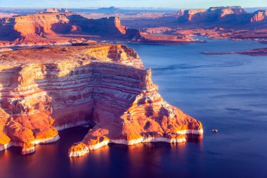 ABD. Utah ve Arizona eyaletleri. Kızıl kumtaşı kayalıklarının arasında kocaman bir göl. Küçük adalar suyun dışında kalır. Kuş bakışı bir fotoğraf. Powell Gölü, Colorado Nehri 'nde bir rezervuar.. 
