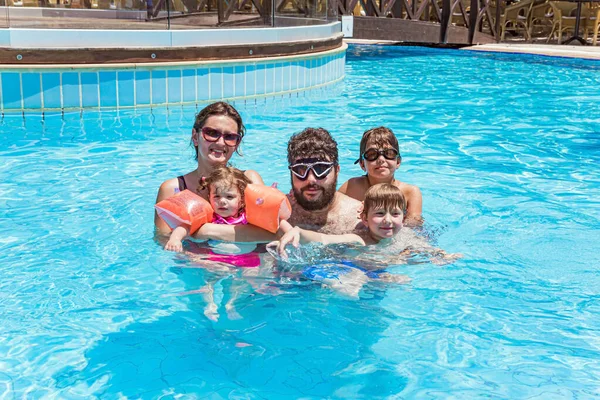 Діти Батьки Радісно Плавають Пірнають Сміються Разом Родинна Відпустка Готелі — стокове фото