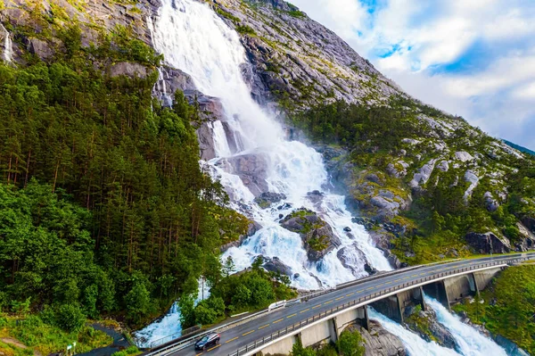 朗弗森瀑布瀑布落在瓦勒河畔 穿过了高速公路 这张照片是用无人机拍的 挪威西部 夏天又冷又雨 — 图库照片