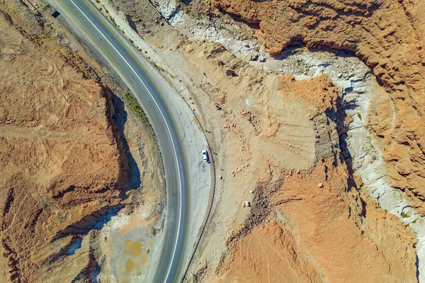 Judejska Pustynia Wybrzeżu Morza Martwego Autostrada Jest Położona Pomiędzy Wzgórzami — Zdjęcie stockowe