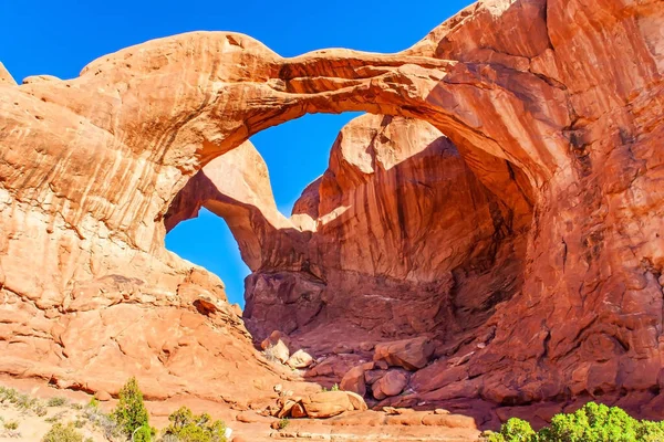 ダブルアーチだ アメリカのアーチ公園の美しさ 絵のような赤褐色の砂岩の崖が独特の景観を形成している 花崗岩の岩石組成 自然起源 — ストック写真