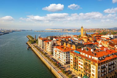 Meşhur dış feribot. Nervion Nehri 'ni geçen feribot. Fotoğraf havadan çekilmiş gibi. Avrupa egzotiği. Portugalete, Bilbao bölgesi. Bask ülkesi. 