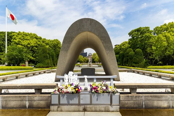 Hiroşima Japonya Şehir Merkezindeki Barış Anıtı Parkı Anıtın Dibine Serilmiş — Stok fotoğraf