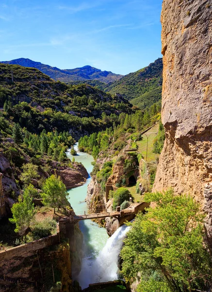 Einzigartig Schöne Landschaft Stürmischer Wasserfall Zwischen Steilen Klippen Der Fluss — Stockfoto