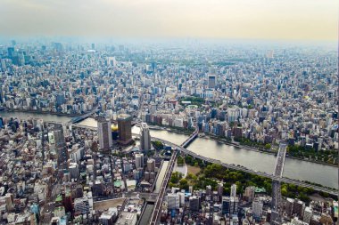 Tokyo dumanla kaplıdır. Kulenin gözlem güvertesinin manzarası. Tokyo 'daki en uzun nehir Sumida-gawa' dır.. 