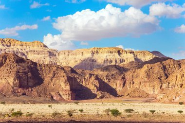 Güney tatil köyünü çevreleyen çok renkli antik dağlar. Sıcak Kasım günü. Eilat yolu güney İsrail 'de uluslararası bir sahil beldesidir.. 