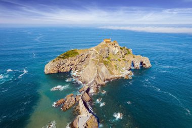 Gastelugache adası bir köprü ve dolambaçlı bir merdivenle anakaraya bağlandı. Fotoğraf bir İHA 'dan çekildi. İspanya 'nın en sıra dışı kıyıları. Biscay Körfezi, Bask Ülkesi. 
