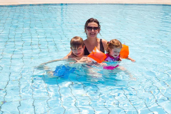 Щаслива Сім Діти Батьки Радісно Плавають Занурюються Сміються Разом Сімейний — стокове фото