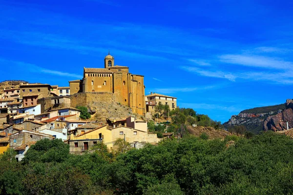 宏伟的Aguero村坐落在险峻壮丽的Mallos悬崖下 阳光灿烂的下午阿拉贡 Huesca省 西班牙的神奇本性 — 图库照片