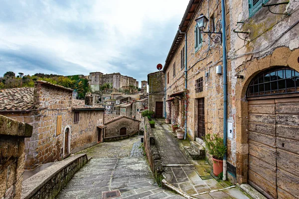 イタリアのトスカーナ州 ソラノの郊外の都市 トスカーナのエトルリアの町 2千年紀に存在した町 ソラーノの絵のような凝灰岩の町の狭い通り — ストック写真