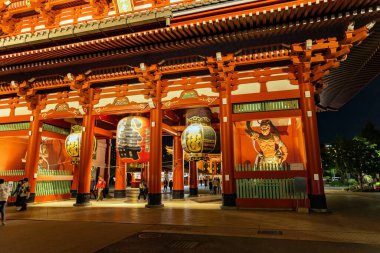 Budist okulu Shokannon 'un antik tapınağı Konryuzan Senso-ji, Asakusa, Tokyo. Budist mimarisinin muhteşem bir örneği.