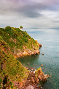 Kandalar. Dik kayalık okyanus kıyısı. Ünlü Costa Verde plajının bir parçası. Atlantik kıyısı, İspanya. Hafif sonbahar havası. İspanya 'ya romantik bir gezi. 