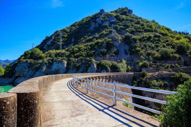 Resimli kayalıklar ve baraj. Kuzey İspanya 'da Hint yazı. La Penia Reservoir, Gallego Nehri 'nin sularını toplar. Harika bir sonbahar günü.