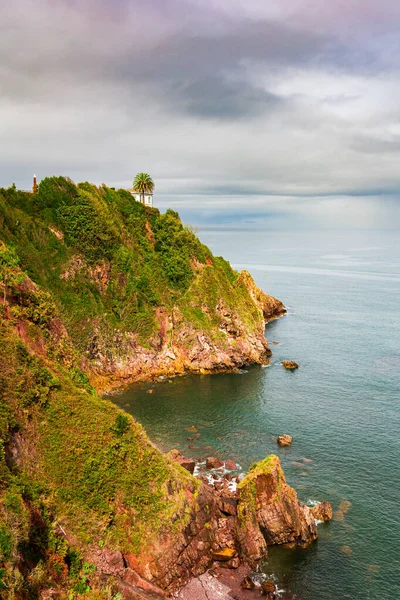 Kandalar. Dik kayalık okyanus kıyısı. Ünlü Costa Verde plajının bir parçası. Atlantik kıyısı, İspanya. Hafif sonbahar havası. İspanya 'ya romantik bir gezi. 