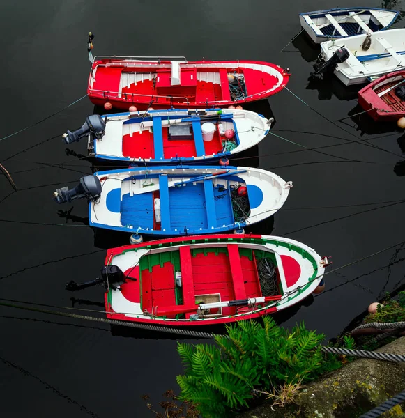 Malownicze Kolorowe Łodzie Rybackie Zacumowane Porcie Luarca Wybrzeże Atlantyku Asturia — Zdjęcie stockowe