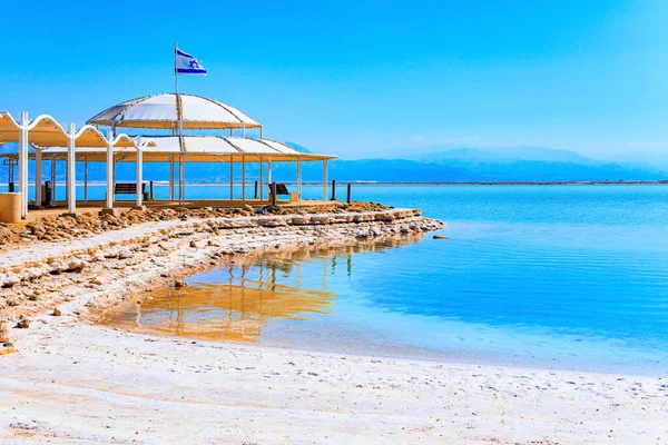 世界で最も塩辛い湖 イスラエルの海岸 中東の排水のない塩湖 海岸沿いの長い屋根付きのギャラリー — ストック写真