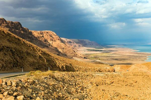 海岸沿いの高速道路 ユダヤ砂漠は世界で最も有名な砂漠の一つです 地球上で最も塩辛い海 イスラエル 冬の曇りの日 — ストック写真