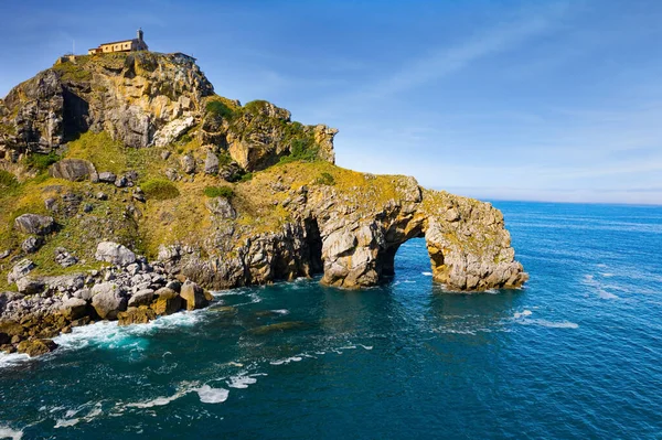Gastelugache adası. Atlantik kıyısı, Bask Ülkesi. Büyülü, eşsiz bir manzara. Fotoğraf bir İHA 'dan çekildi. İspanya.