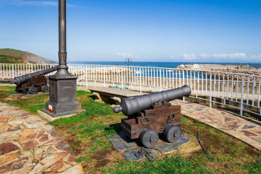 Antika toplar. Körfezdeki Luarca balıkçı limanı ve demirli zevk yatları. Asturias, Atlantik kıyısı. İspanya 'ya romantik bir gezi. Ünlü Costa Verde sahilinin bir parçası..