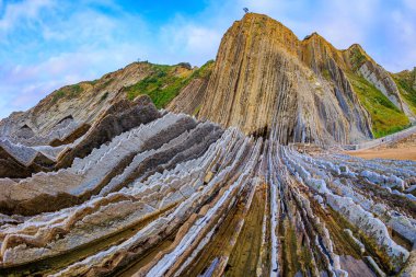 Bask bölgesinin en sıradışı plajı, Itsurun. Sinek, sular çekildiğinde ortaya çıkan su altı kayalarının benzersiz manzarası. Sihirli manzara. 